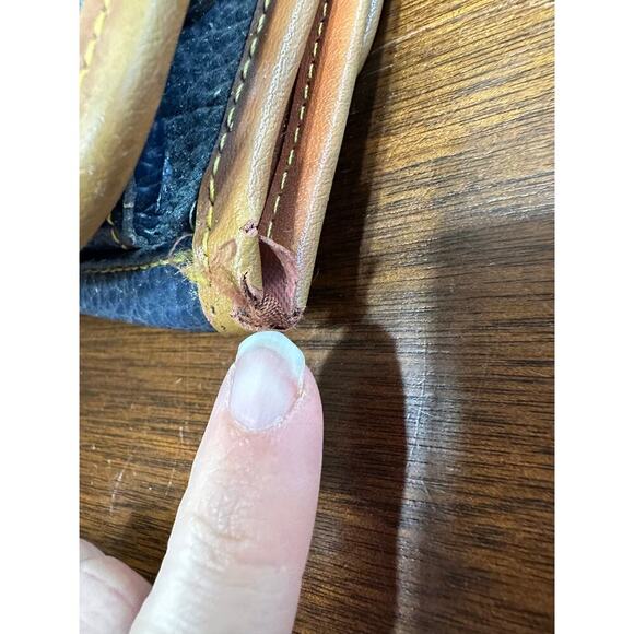 VTG Dooney & Bourke Pebble Leather Cross Body Wallet Purse Navy Trifold Flaws - Picture 10 of 10